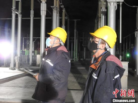 圖為5月10日凌晨，國網青海檢修公司柴達木換流站運維人員在進行柴拉直流系統停電操作?！∫杂?攝