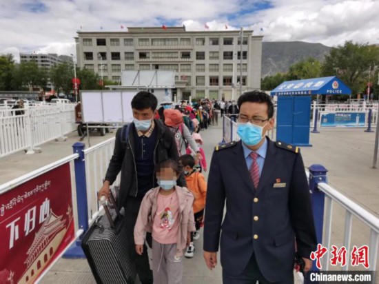 圖為拉薩車站工作人員為西藏先心病患兒和陪同人員提供“綠色”接力幫扶，并開通了專門通道，讓他們快速進(jìn)站上車。拉薩車站 供圖