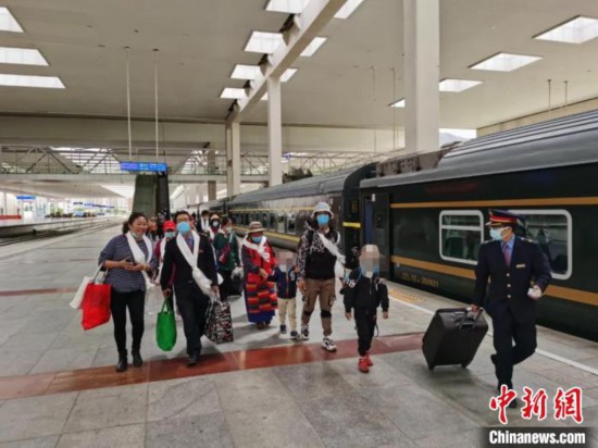 圖為拉薩車站工作人員為西藏先心病患兒和陪同人員提供“綠色”接力幫扶，并開通了專門通道，讓他們快速進(jìn)站上車。拉薩車站 供圖