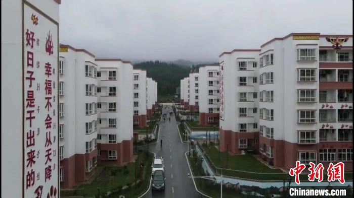 越西縣最大的易地扶貧搬遷安置點(diǎn)——城北感恩社區(qū)?！『武?攝