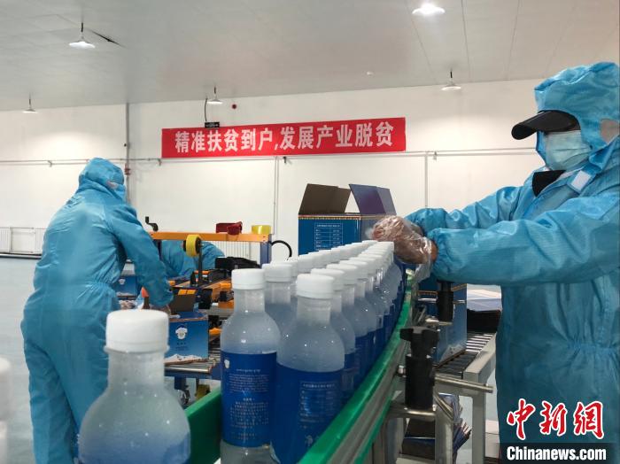圖為阿里地區(qū)措勤縣某飲用水加工公司，該公司以“基地+公司+貧困民眾”為運(yùn)營模式，帶動(dòng)貧困民眾68戶232人?！≈x牧 攝