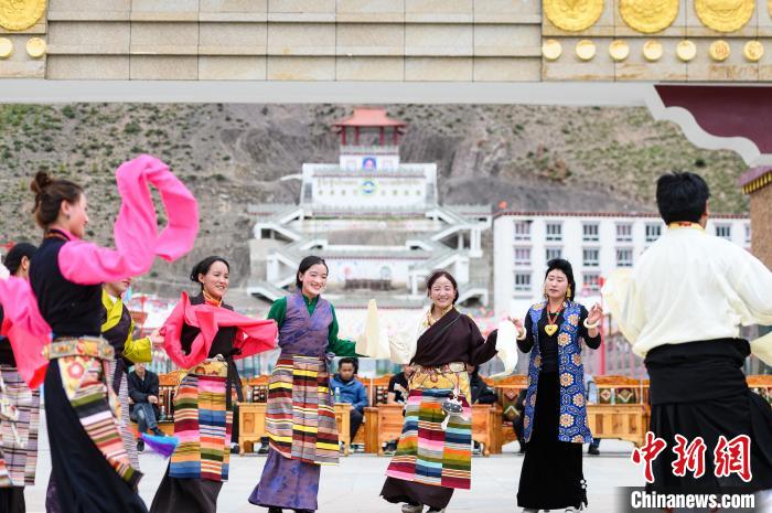 圖為西藏昌都市洛隆縣易地搬遷安置點(diǎn)阿托卡小康示范新村村民載歌載舞慶脫貧(資料圖)?！『闻罾?攝