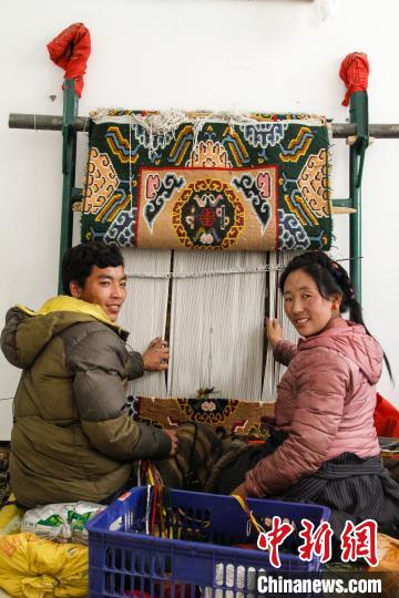 圖為1月15日，在日喀則市謝瑪氆氌農村合作社，拉孜村一對夫婦在編織卡墊(資料圖)。　趙朗 攝