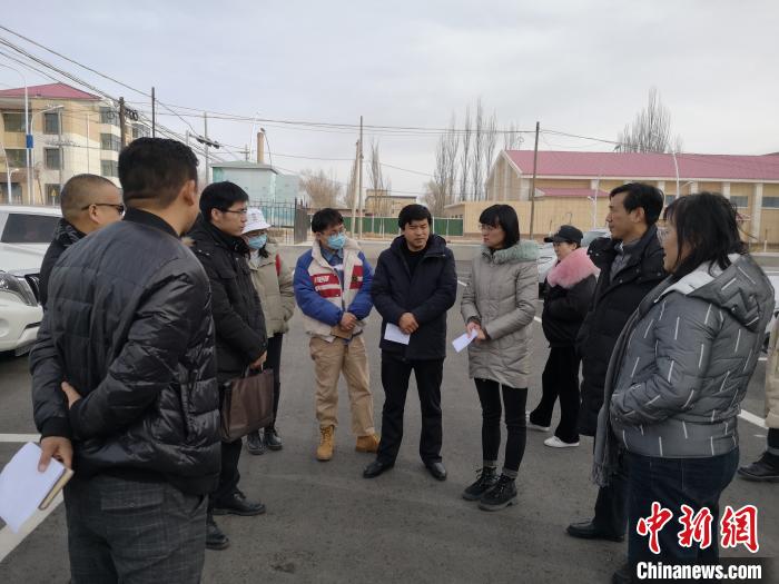 圖為青海大學(xué)工作人員正在現(xiàn)場考察該項目進行情況?！±罱瓕?攝