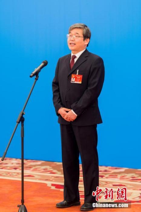 3月10日，全國政協(xié)十三屆四次會議第三場“委員通道”采訪活動在北京人民大會堂新聞發(fā)布廳舉行。圖為全國政協(xié)委員阿拉坦倉通過網(wǎng)絡視頻方式接受媒體采訪。<a target='_blank' ><p  align=