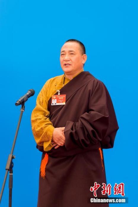 3月10日，全國政協(xié)十三屆四次會議第三場“委員通道”采訪活動在北京人民大會堂新聞發(fā)布廳舉行。圖為全國政協(xié)委員洛桑山丹通過網(wǎng)絡視頻方式接受媒體采訪。<a target='_blank' ><p  align=