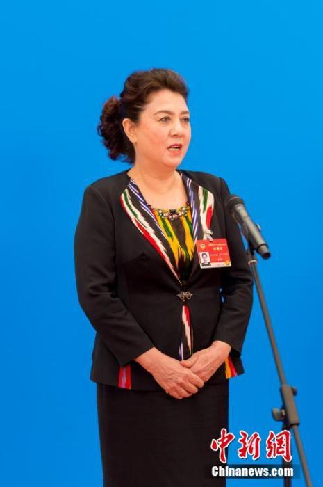 3月10日，全國政協(xié)十三屆四次會議第三場“委員通道”采訪活動在北京人民大會堂新聞發(fā)布廳舉行。圖為全國政協(xié)委員古麗帕麗·阿不都拉通過網(wǎng)絡視頻方式接受媒體采訪。<a target='_blank' ><p  align=