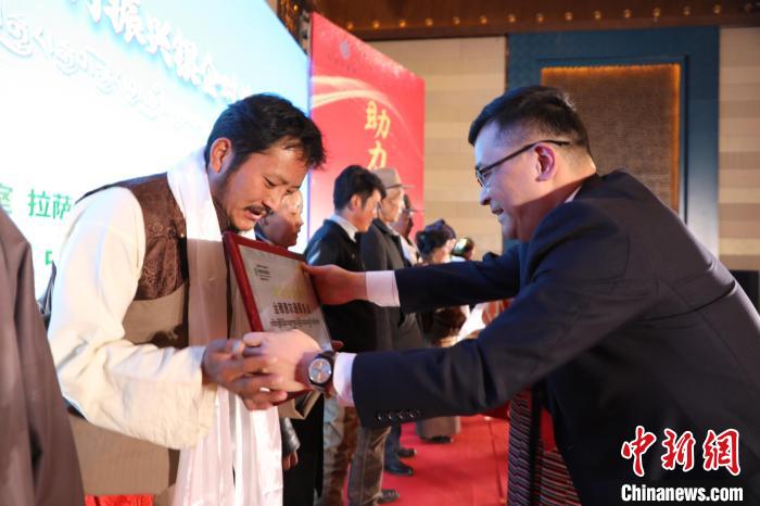 圖為拉薩市銀企對(duì)接洽談會(huì)現(xiàn)場(chǎng)?！「裆愔?攝