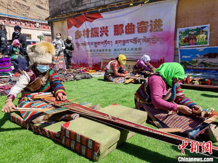圖為2022年，安多縣雁石坪鎮(zhèn)“鄉(xiāng)村振興那曲奮進(jìn)”編織技藝比賽現(xiàn)場。資料圖 那曲市“鄉(xiāng)村振興 那曲奮進(jìn)”活動辦供圖