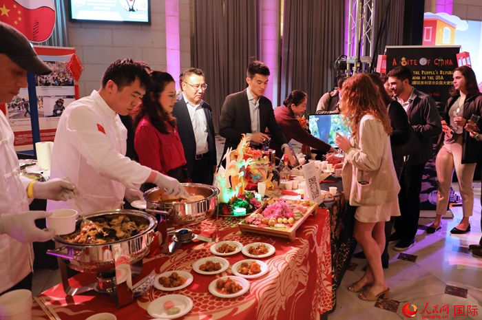 使館工作人員詳細(xì)為現(xiàn)場美食家和來賓講解菜品色香味特點(diǎn)、原料特色、烹制手法及其中蘊(yùn)含的中華美食文化。人民網(wǎng)記者 李志偉攝