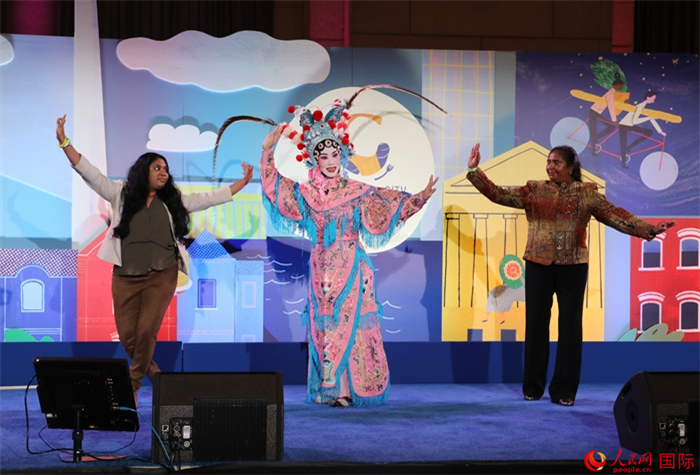 當(dāng)?shù)厝A人京劇社團(tuán)的青年演員現(xiàn)場表演京劇選段，并與現(xiàn)場觀眾近距離互動。人民網(wǎng)記者 李志偉攝