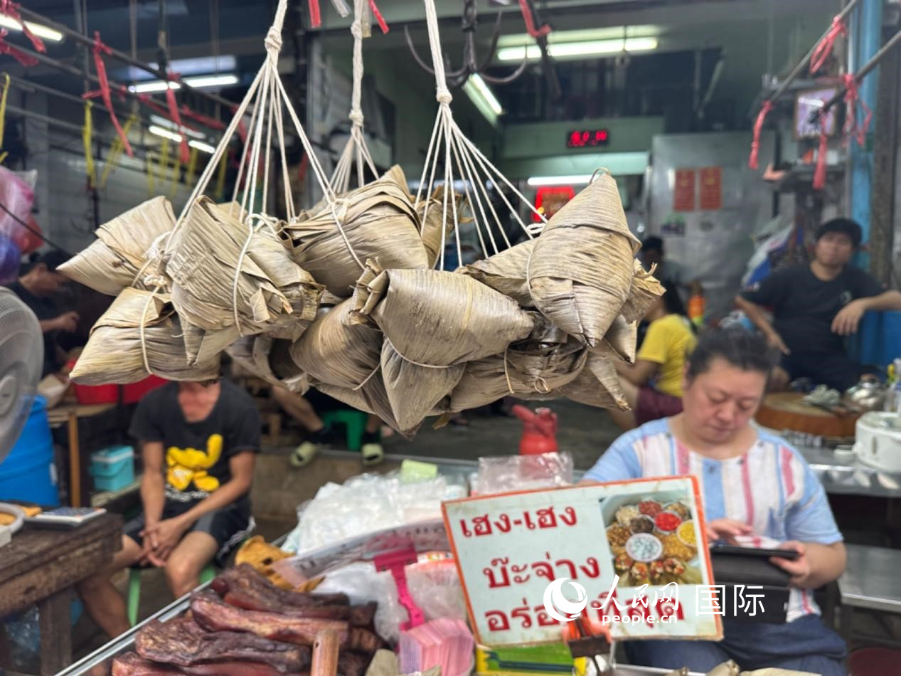 唐人街店鋪售賣的粽子。人民網記者 簡承淵攝