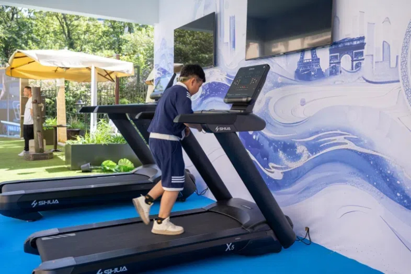小朋友在智慧體育公園體驗(yàn)跑步機(jī)。巴黎