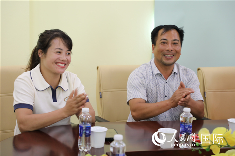 越南沙巴市黃連寄宿制民族小學(xué)老師阮氏秋姮、阮文享。人民網(wǎng)記者簡(jiǎn)承淵攝