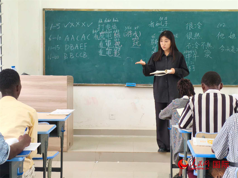 中國老師在給學(xué)生們講課。人民網(wǎng)記者 黃培昭攝