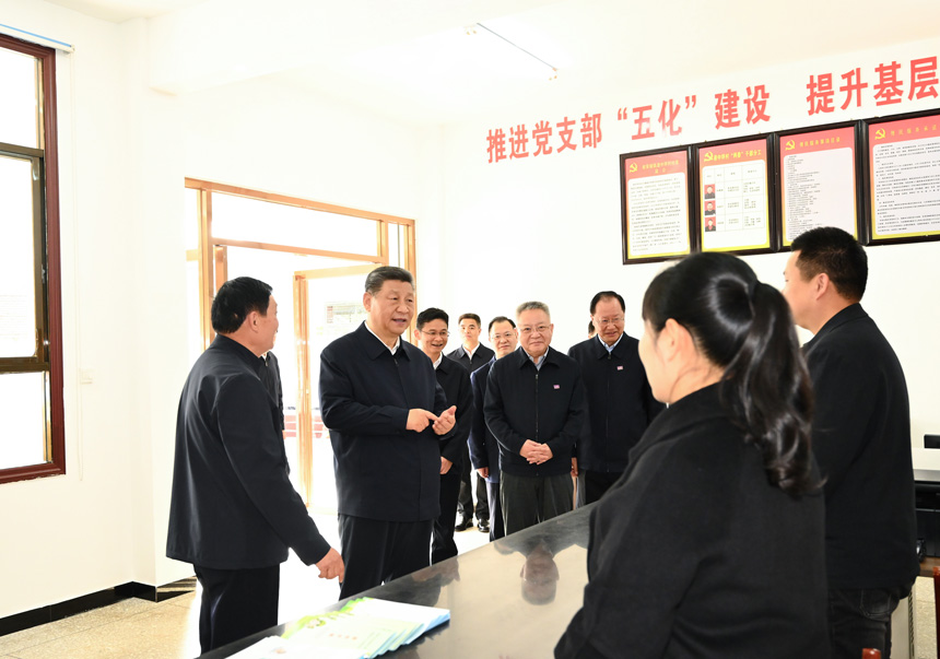 2024年3月18日至21日，中共中央總書記、國家主席、中央軍委主席習(xí)近平在湖南考察。這是19日下午，習(xí)近平在常德市鼎城區(qū)謝家鋪鎮(zhèn)港中坪村黨群服務(wù)中心了解當(dāng)?shù)貫榛鶎訙p負、提升基層治理效能等情況。新華社記者 燕雁 攝