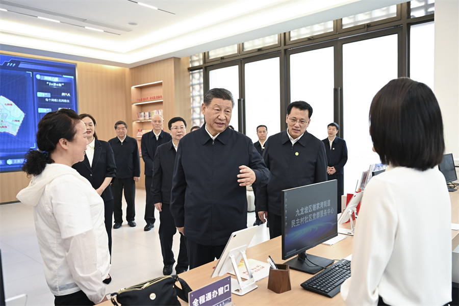 2024年4月22日至24日，中共中央總書記、國家主席、中央軍委主席習(xí)近平在重慶考察。這是22日下午，習(xí)近平在九龍坡區(qū)謝家灣街道民主村社區(qū)考察。新華社記者 謝環(huán)馳 攝