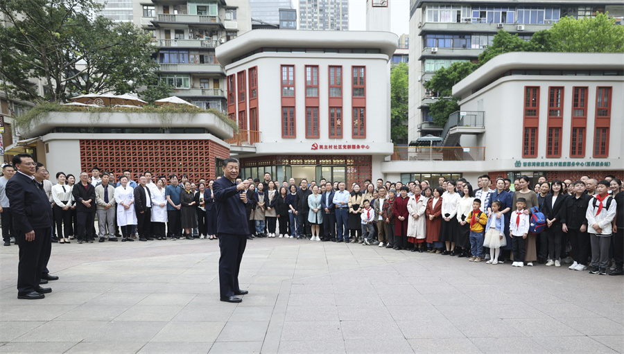 2024年4月22日至24日，中共中央總書記、國家主席、中央軍委主席習(xí)近平在重慶考察。這是22日下午，習(xí)近平在九龍坡區(qū)謝家灣街道民主村社區(qū)考察時，同社區(qū)居民親切交流。新華社記者 鞠鵬 攝