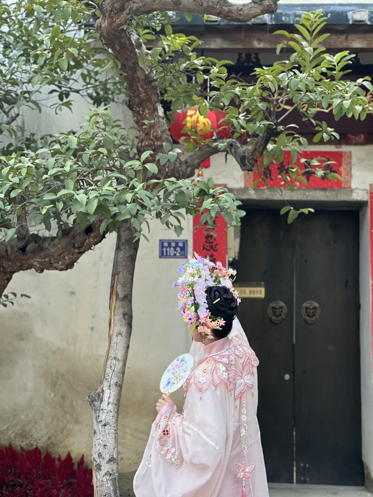 福建泉州，頭戴簪花的游客正拍照留念。人民網(wǎng) 歐陽(yáng)易佳攝
