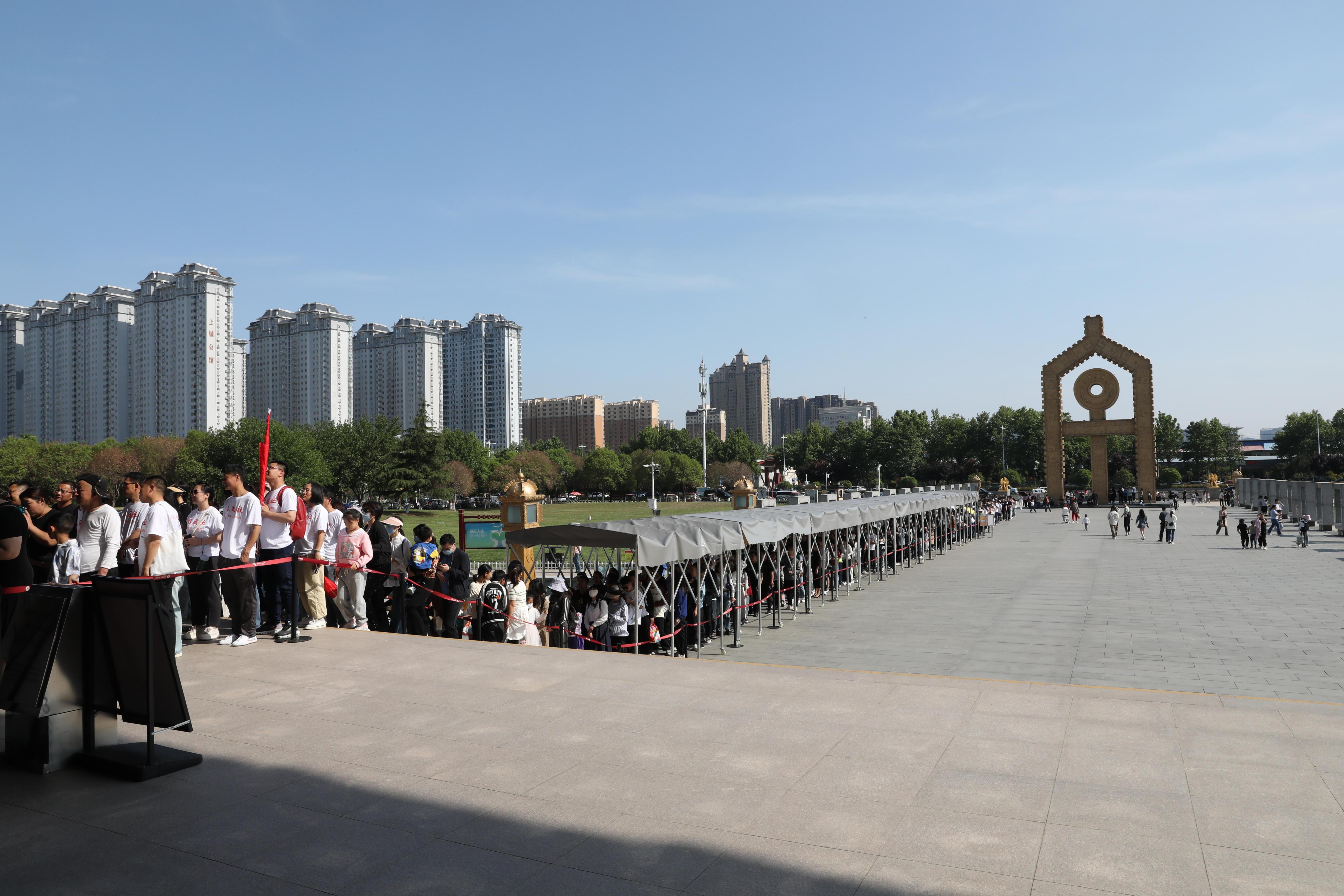 “五一”期間，中國文字博物館外游客有序排隊。中國文字博物館供圖