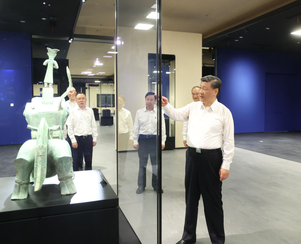 2023年7月26日，習近平總書記在四川省德陽市考察了三星堆博物館，了解當?shù)貧v史文化遺址發(fā)掘研究、文物保護修復等情況。