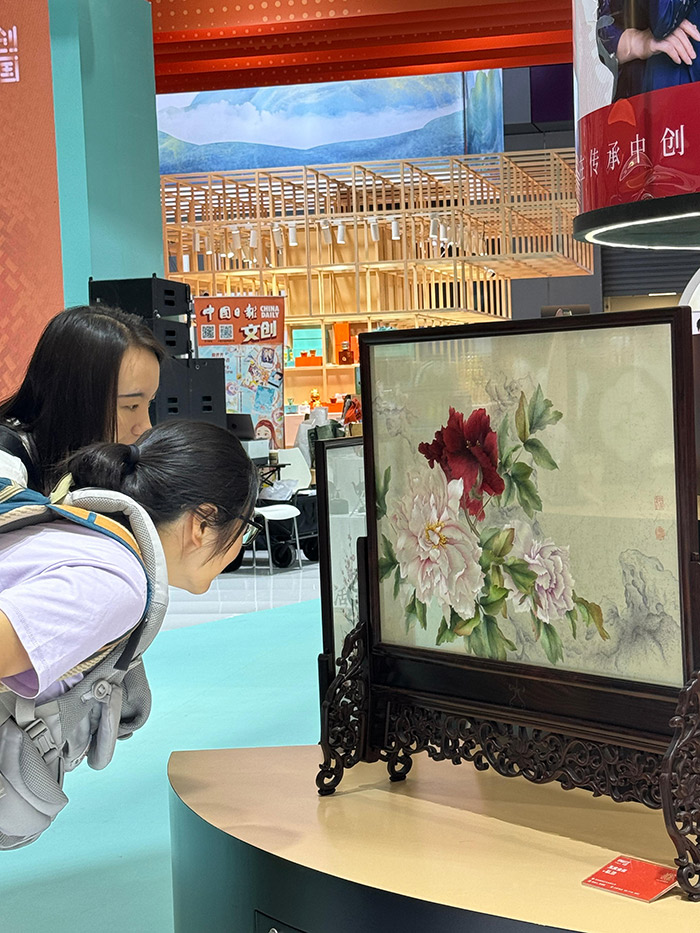 “文創(chuàng)中國”專題展區(qū)。參展觀眾供圖