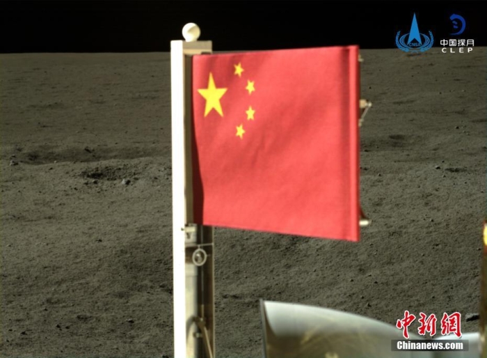 6月4日，中國(guó)國(guó)家航天局公布了嫦娥六號(hào)探測(cè)器在月球背面的五星紅旗展示影像。鮮艷的五星紅旗再次閃耀月球，這也是中國(guó)首次在月球背面獨(dú)立動(dòng)態(tài)展示國(guó)旗。<a target='_blank' href='/'><p  align=