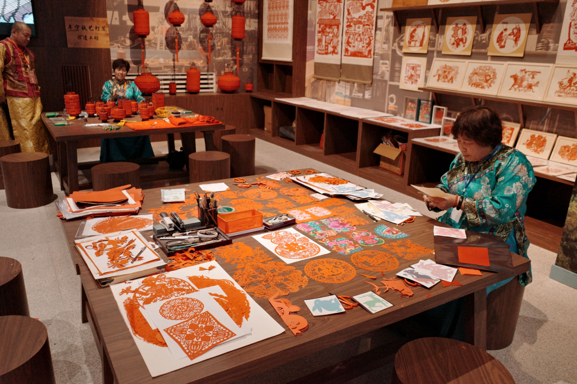 “氣象萬(wàn)千——中國(guó)非遺保護(hù)實(shí)踐主題展”上，非遺傳承人現(xiàn)場(chǎng)展示。人民網(wǎng)記者 劉微攝