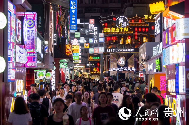 6月21日，貴陽，青云市集內(nèi)游人如織。人民網(wǎng)記者 翁奇羽攝