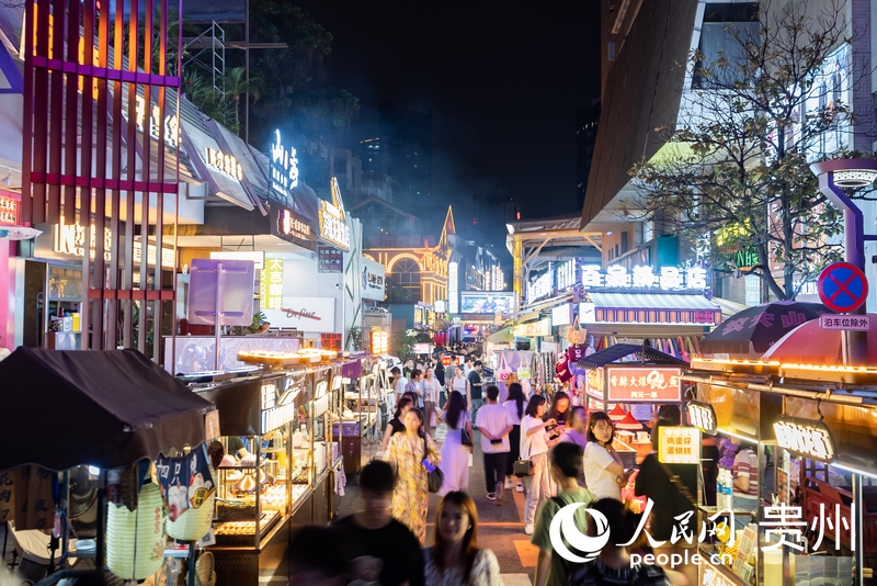 6月21日，夜幕下人頭攢動的貴陽市太平路街區(qū)。人民網(wǎng)記者 涂敏攝