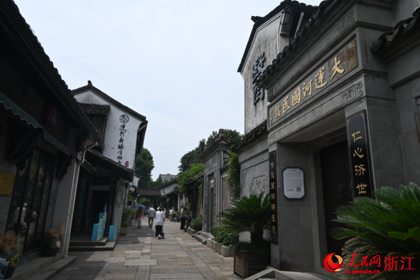 運河邊的老建筑被完好保存下來。人民網(wǎng)記者 張麗瑋攝