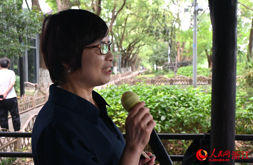 面向運河，任國萍放聲歌唱。人民網(wǎng)記者 張麗瑋