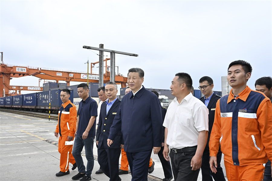 2024年4月22日至24日，中共中央總書記、國家主席、中央軍委主席習近平在重慶考察。這是22日下午，習近平在重慶國際物流樞紐園區(qū)重慶鐵路集裝箱中心站，同貨車司機、列車司機、裝卸工人、場站管理人員等親切交流。新華社記者 岳月偉 攝