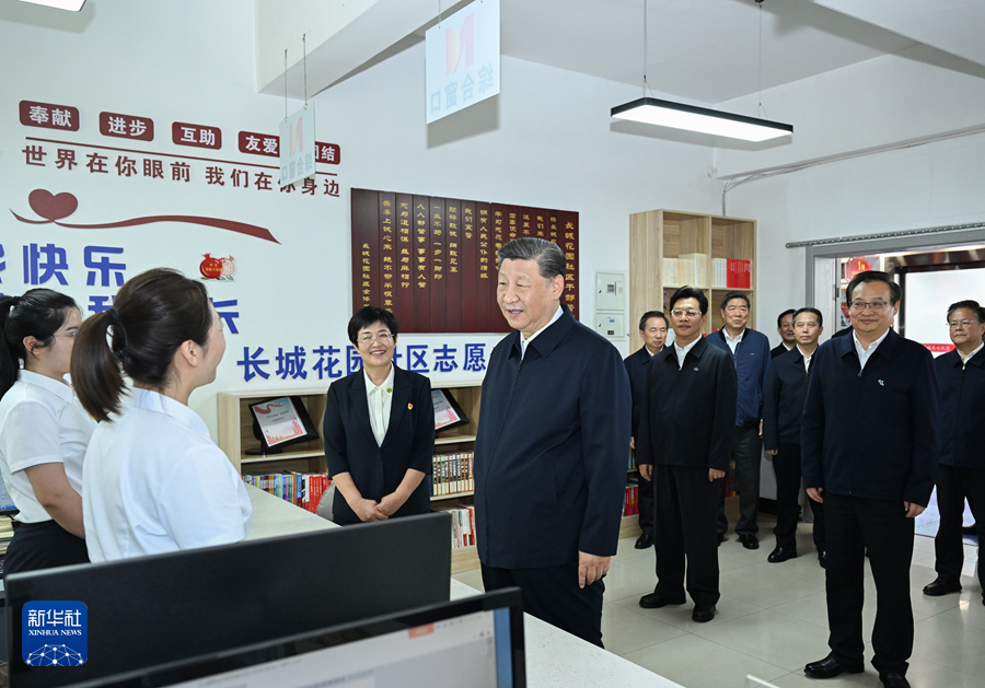 2024年6月19日下午，習近平在寧夏銀川市金鳳區(qū)長城花園社區(qū)黨群服務中心便民服務廳了解社區(qū)開展便民惠民服務等情況。新華社記者 謝環(huán)馳 攝