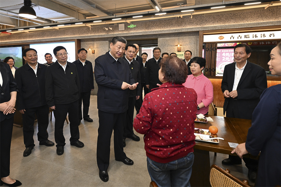 2024年4月22日下午，習近平在九龍坡區(qū)謝家灣街道民主村社區(qū)考察時，同正在社區(qū)食堂就餐的群眾親切交流。新華社記者 謝環(huán)馳 攝