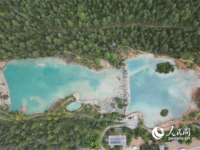 位于麗江市玉龍雪山東麓甲子村的藍(lán)月谷景區(qū)。 人民網(wǎng)記者 符皓攝