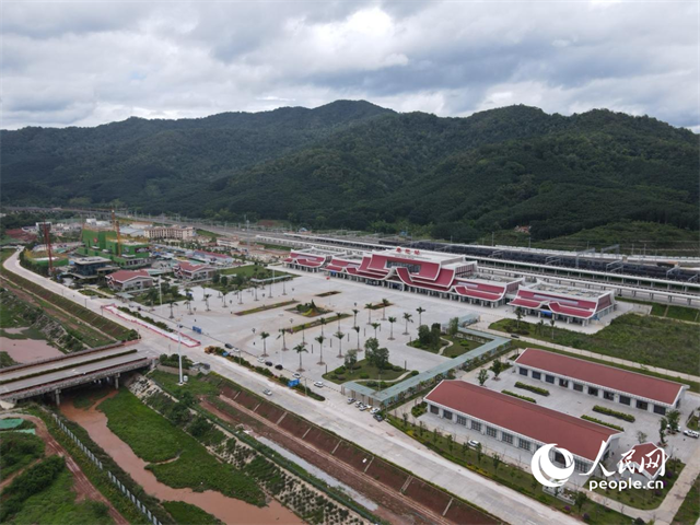 航拍云南磨憨口岸。 人民網(wǎng)記者 符皓攝