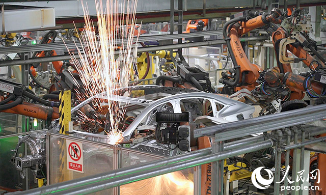 長(zhǎng)安汽車(chē)兩江工廠(chǎng)，機(jī)械臂正在工作。人民網(wǎng)記者 劉祎攝