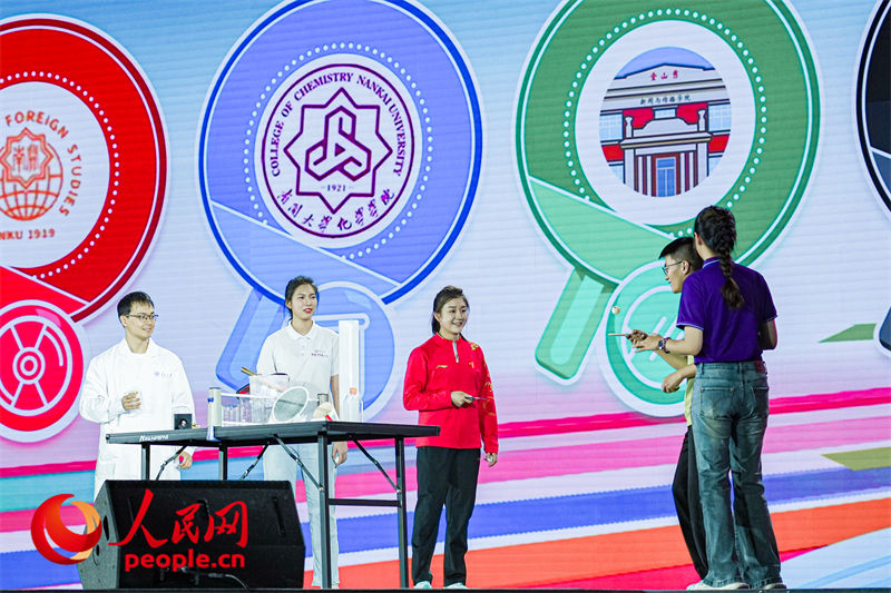 陳夢與南開學(xué)子互動。人民網(wǎng)記者 于凱攝