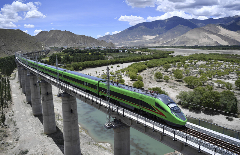 2022年6月22日，復(fù)興號列車行駛在西藏山南境內(nèi)。