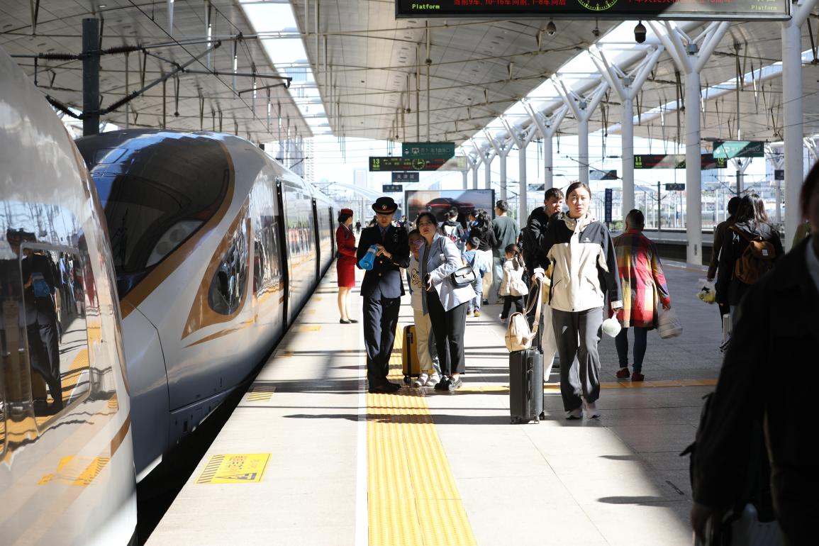 旅客在站臺(tái)準(zhǔn)備乘車。受訪方供圖