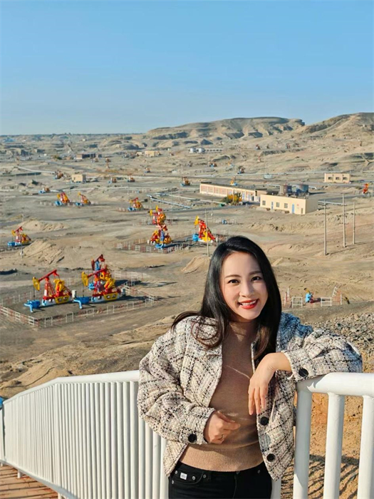 中泰文化推廣達人張愛玲參觀克拉瑪依百里油區(qū)。受訪者供圖