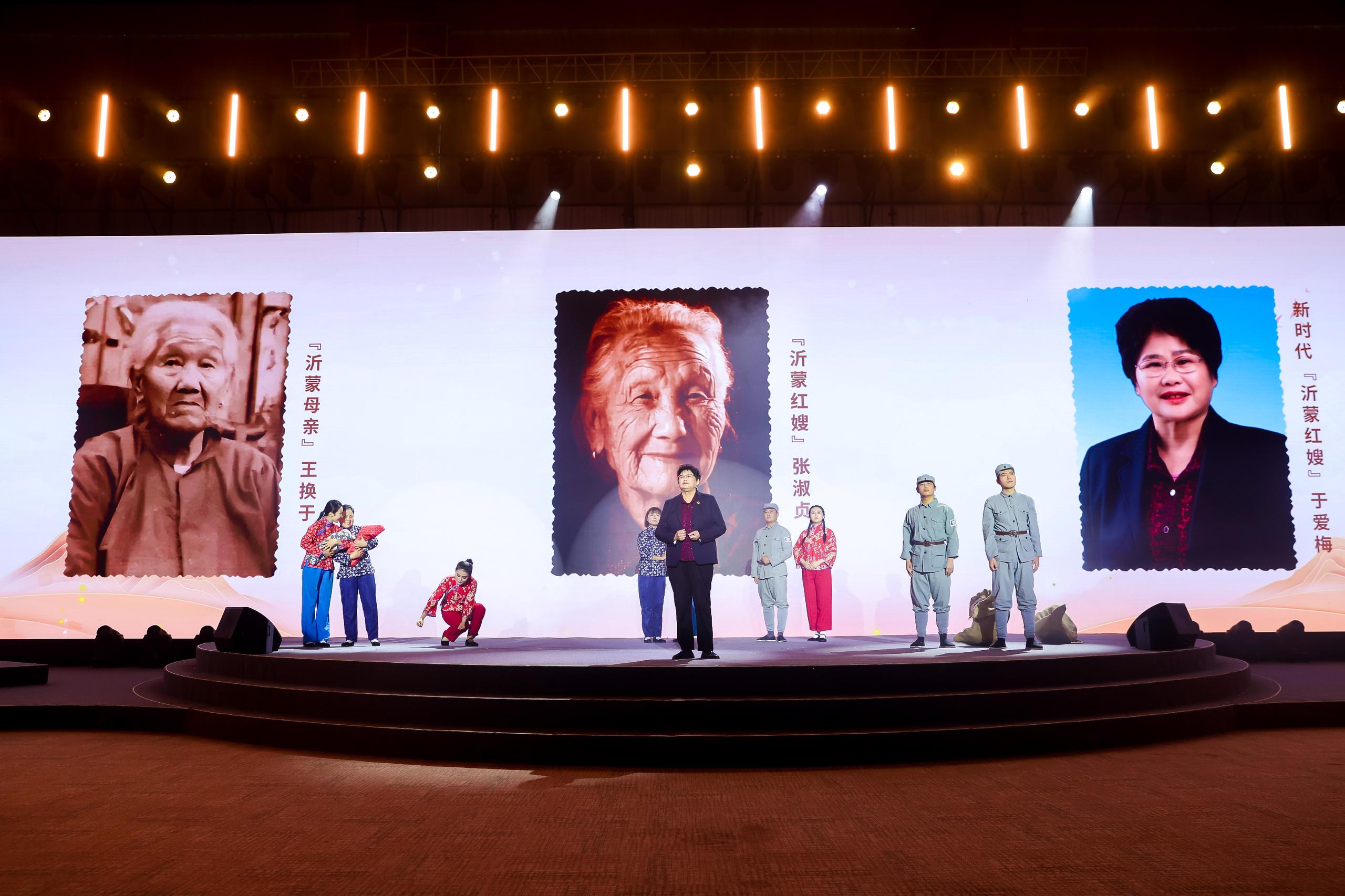 “何以中國·弦歌不輟”網(wǎng)絡主題活動現(xiàn)場，于愛梅講述“沂蒙紅嫂”的故事。人民視頻供圖。