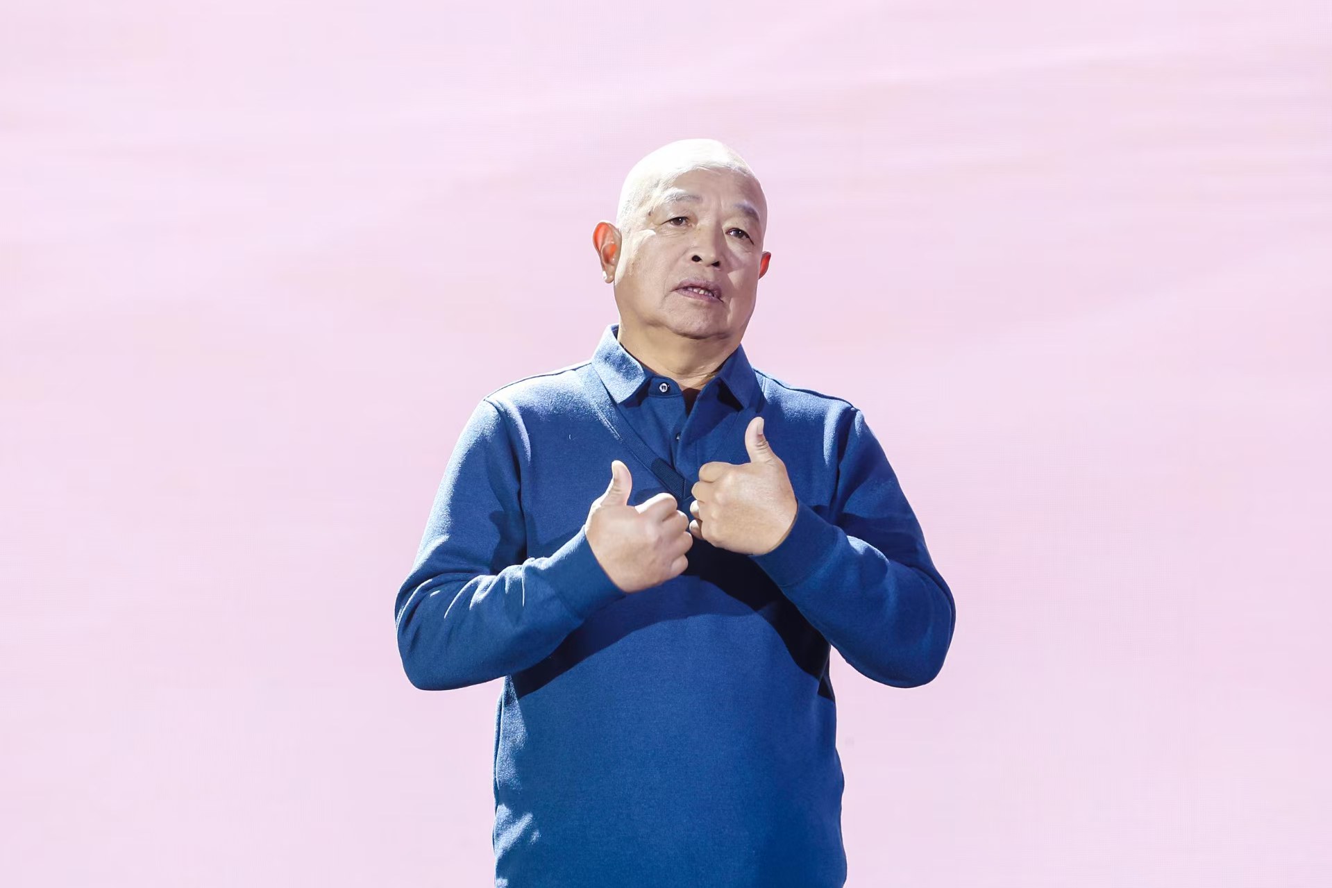 “山東好人”、煙臺(tái)市無聲洗車場(chǎng)經(jīng)理柳興濤。人民視頻供圖。