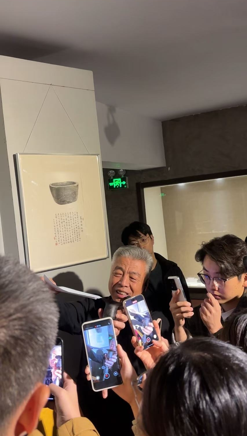 黑陶邢文化博物館館長(zhǎng)邢葆東展示兩張相疊的A4紙，向記者解釋此為杯口的厚度。