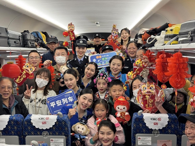 春節(jié)期間，在中老鐵路磨萬（磨丁—萬象）段，鐵路客運員工與乘客合影留念。李加勇攝