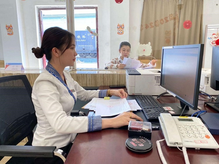 春節(jié)期間，中老鐵路員工堅守崗位，保障鐵路運行安全、暢通。李加勇攝