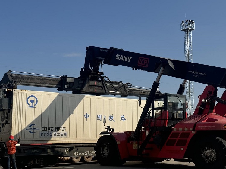 春節(jié)期間，起重機吊裝即將發(fā)運的冷鏈集裝箱。李加勇攝