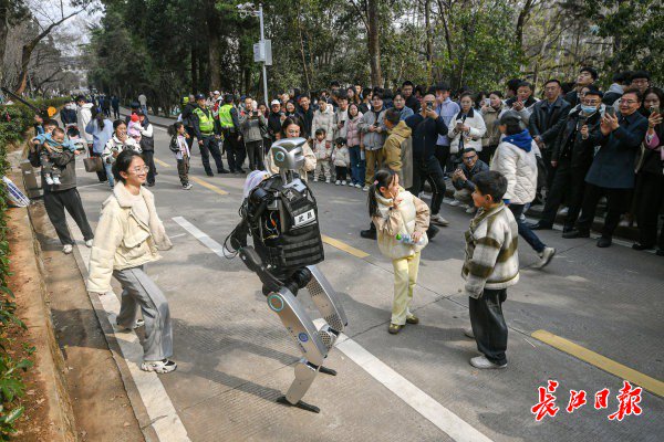 “智警小珞”人形機(jī)器人和小朋友們斗舞。長(zhǎng)江日?qǐng)?bào)記者史偉 攝