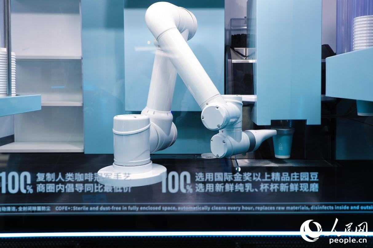 機(jī)器人現(xiàn)磨咖啡。人民網(wǎng) 李唯一攝